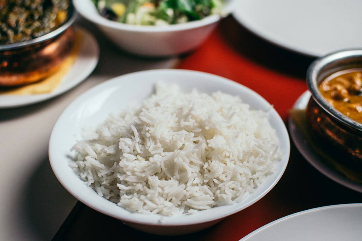 ご飯とおかずが並ぶ和の食卓