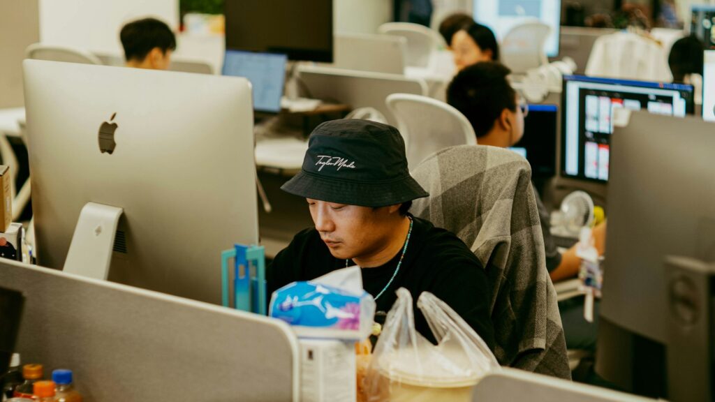 忙しいオフィスで仕事をする人たち