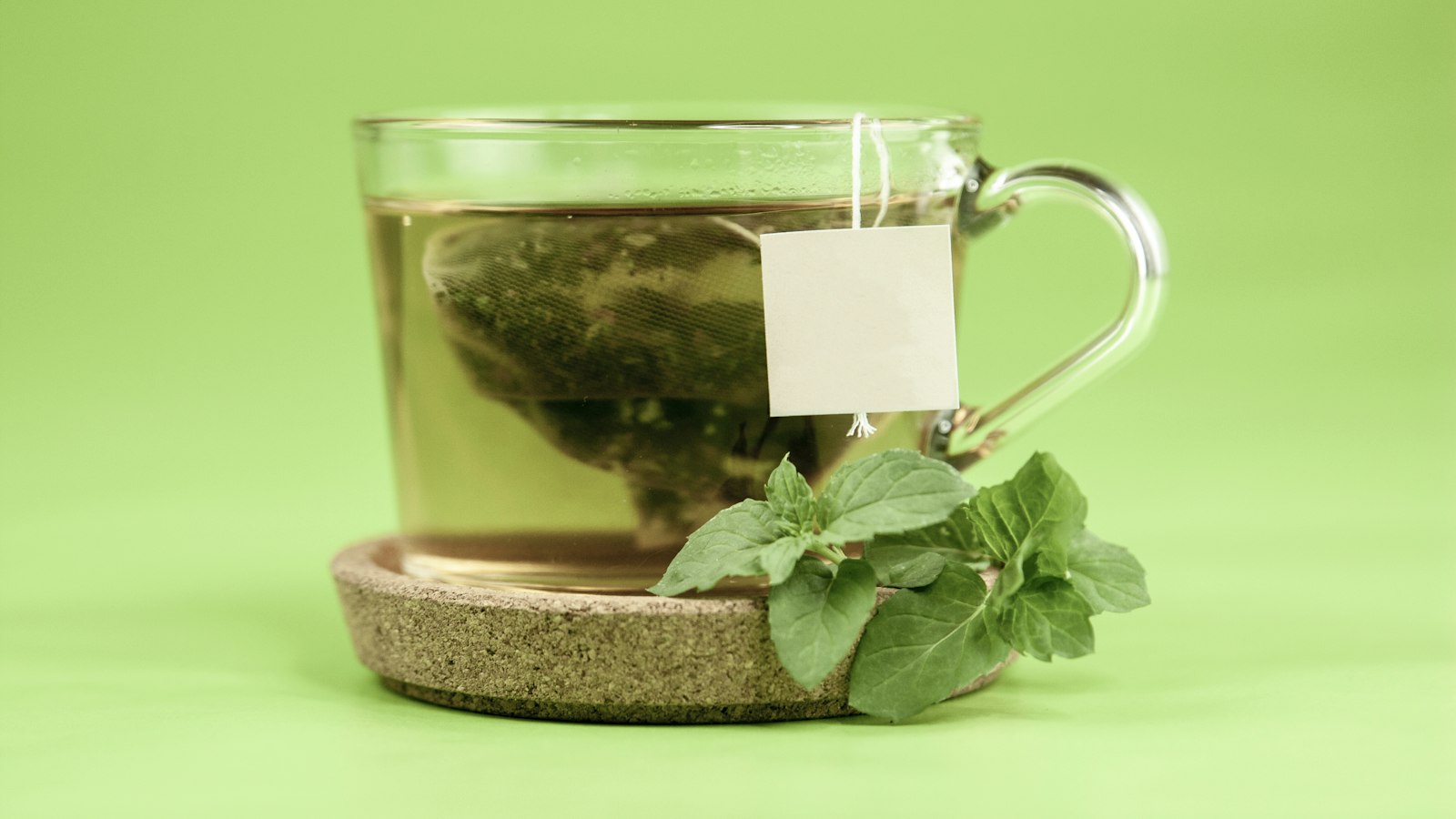 ガラスのカップに入った緑茶