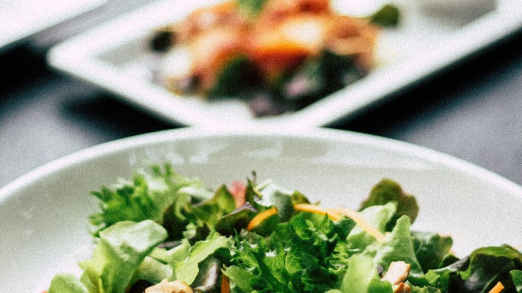 白い皿に盛られた野菜