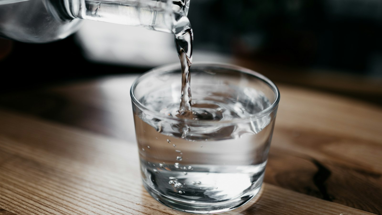 グラスに注がれる水
