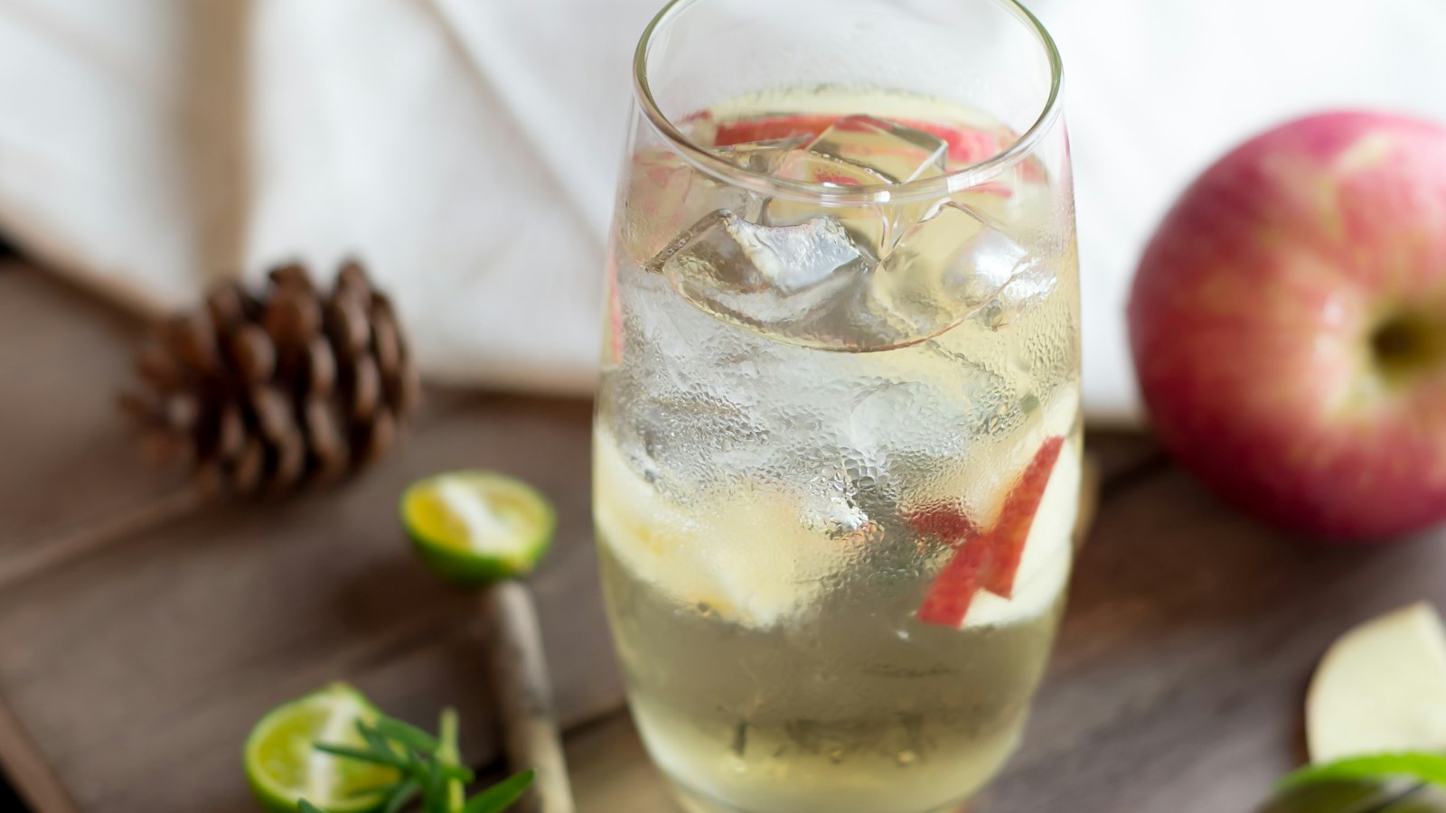 氷とりんごの入った飲み物のグラス