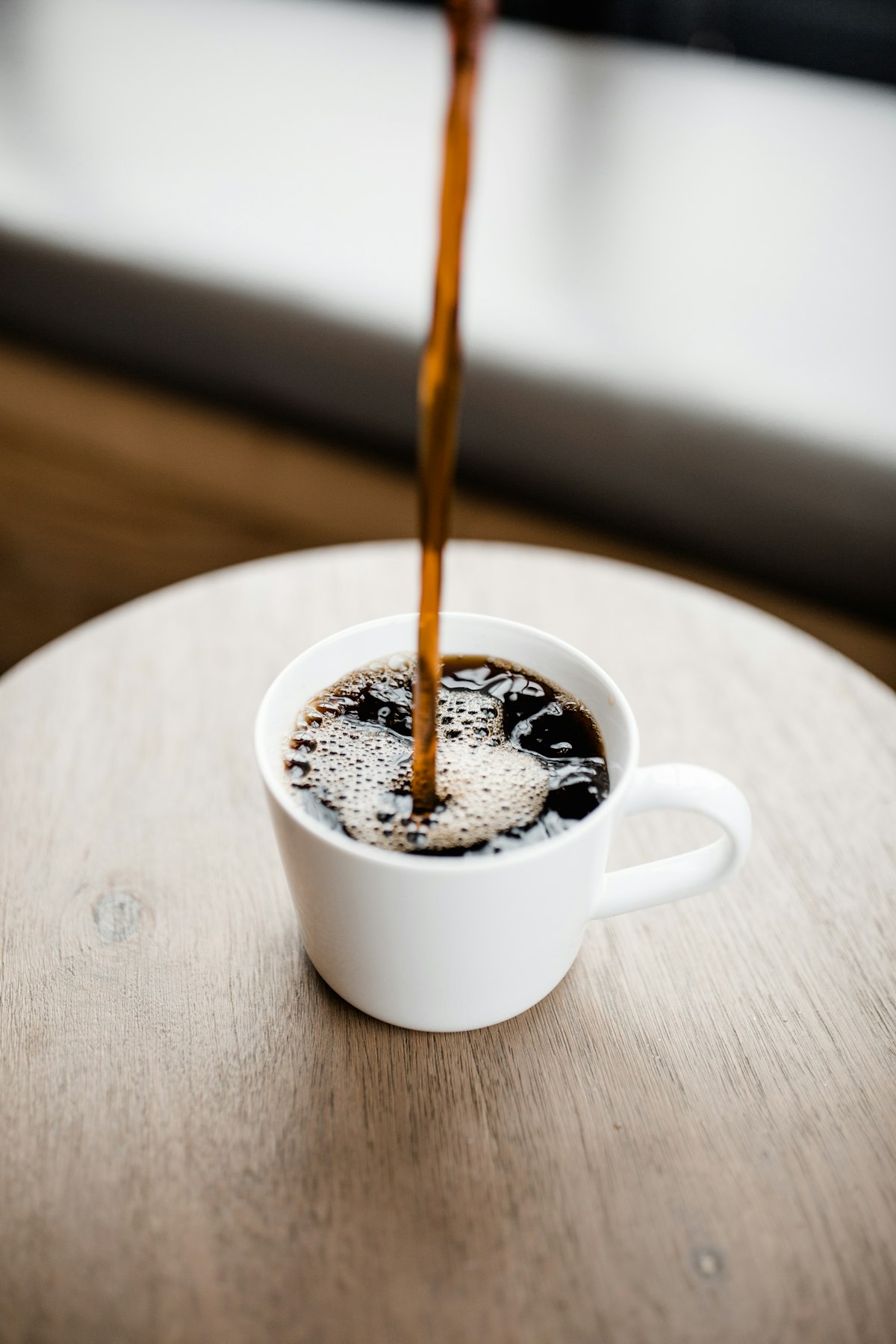 カップにコーヒーを注ぐ様子