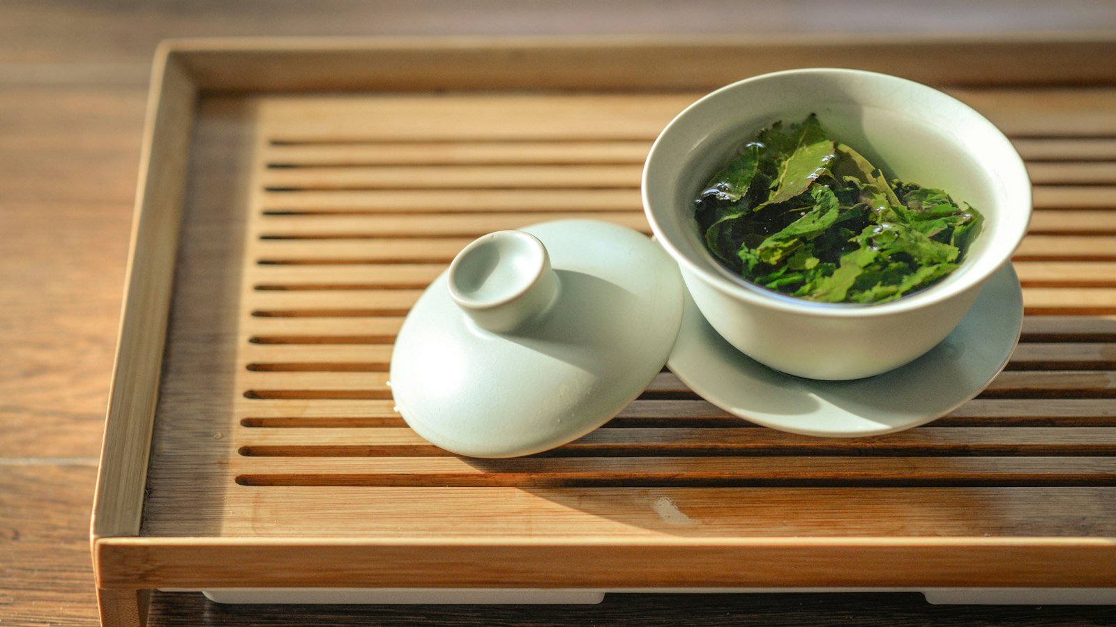 茶碗に入った緑茶の葉