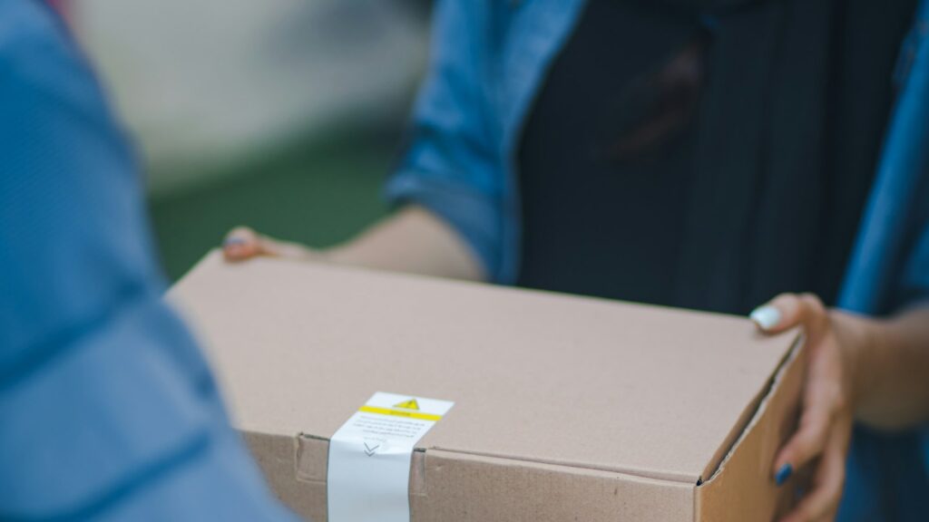 荷物を受け取る様子
