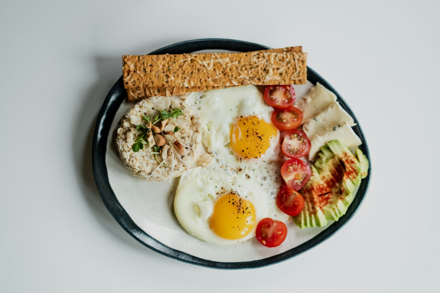 卵とトーストの朝食プレート
